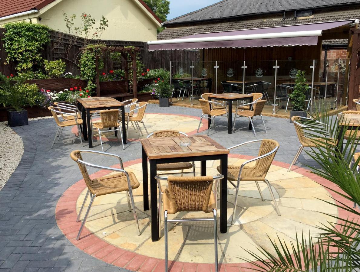 Blisworth The Walnut Tree Inn מראה חיצוני תמונה