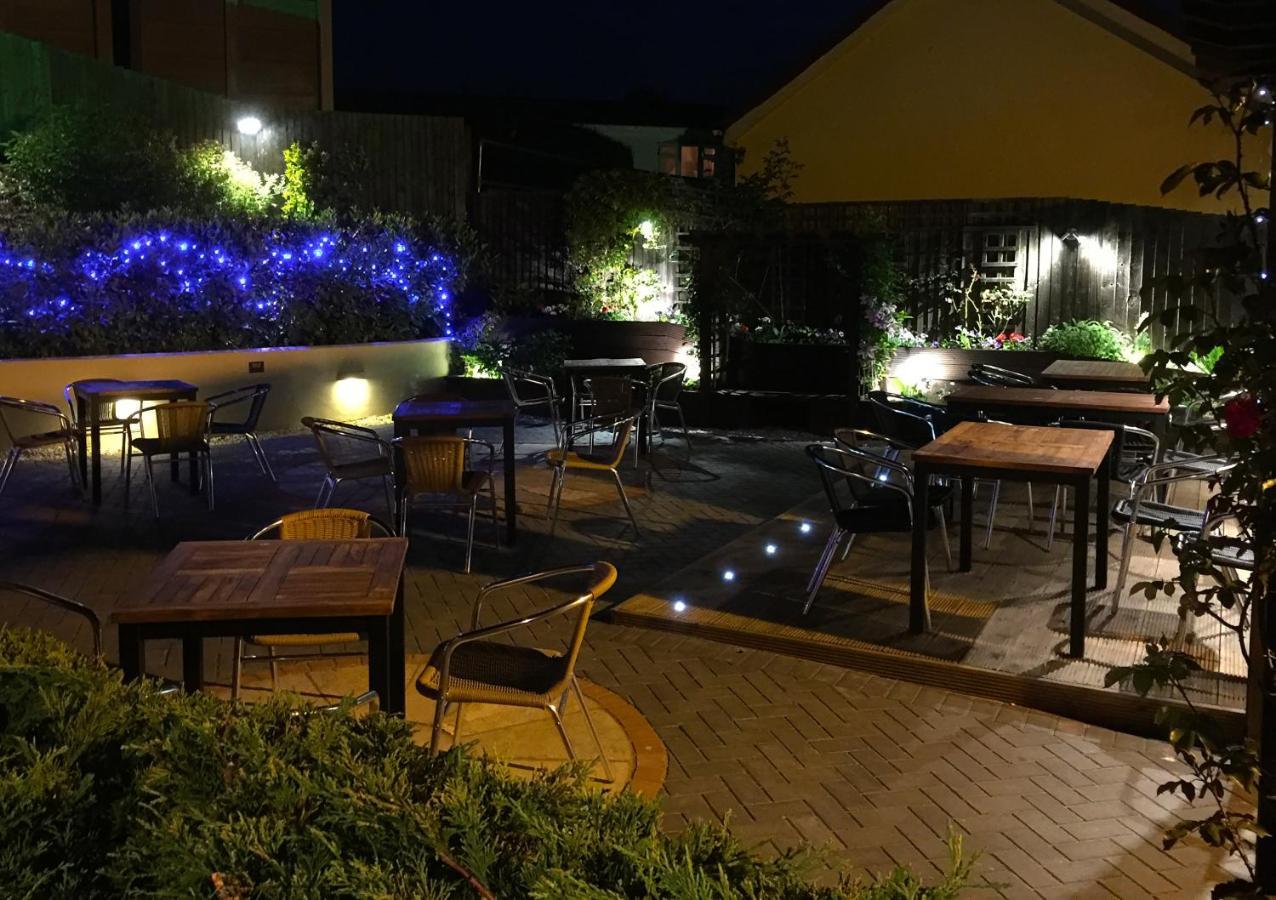 Blisworth The Walnut Tree Inn מראה חיצוני תמונה